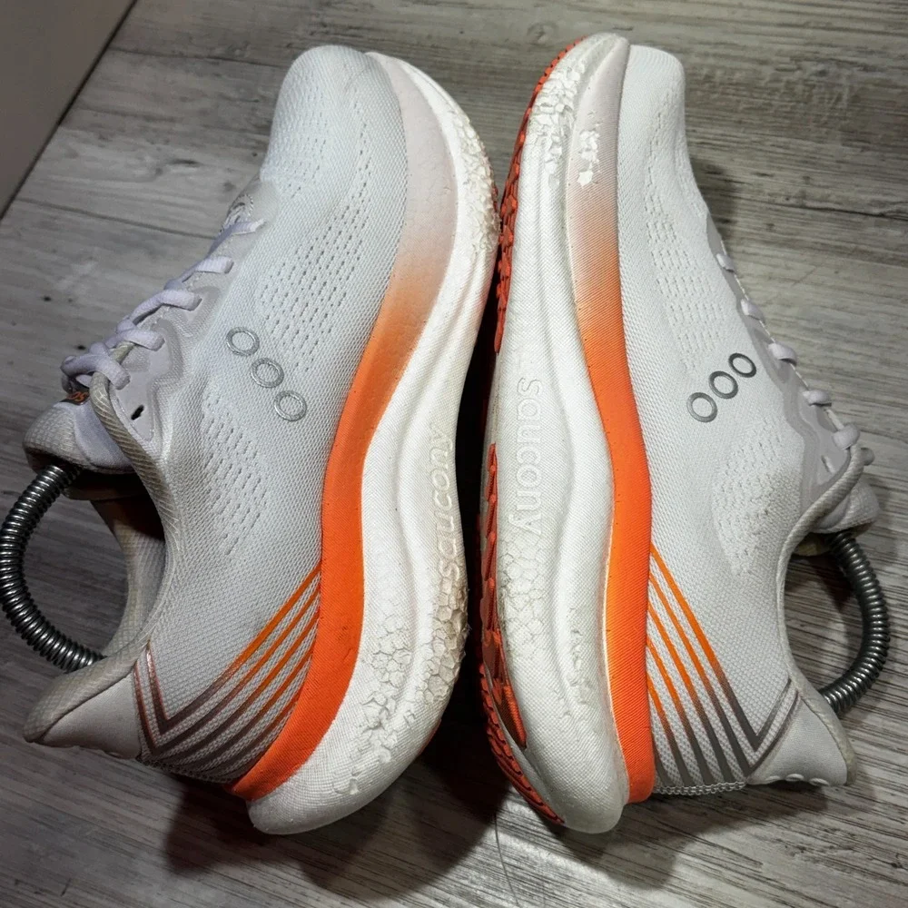 Saucony Triumph 23 Shoes Womens Size 8.5W White Running Athletic Sneaker S11024